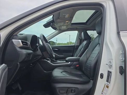 Used 2020 Toyota Highlander XLE AWD/4WD image 16