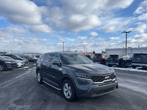 Used 2022 Kia Sorento LX image 1