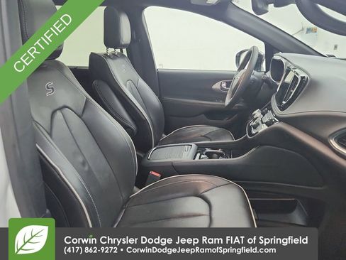 Certified 2025 Chrysler Pacifica Limited image 33