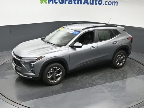 Used 2025 Chevrolet Trax LT FWD image 22
