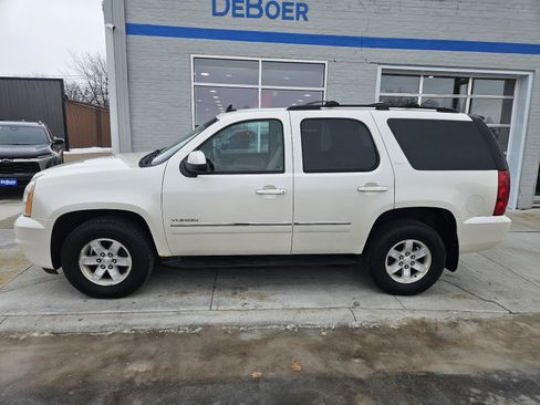 Used 2011 GMC Yukon SLT w/ SLT-2 Equipment Package image 2