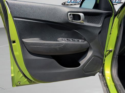 Used 2024 Hyundai Venue SEL FWD image 17