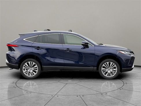 Used 2022 Toyota Venza XLE image 7