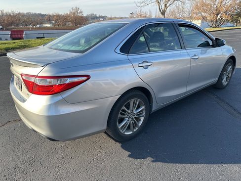 Used 2017 Toyota Camry SE image 5