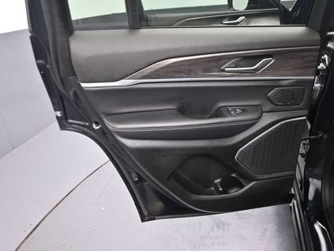 Used 2023 Jeep Grand Cherokee Limited w/ Black Appearance Package AWD/4WD image 23
