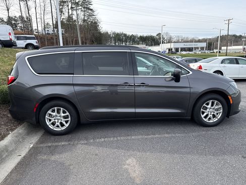 Used 2020 Chrysler Voyager Lxi image 11