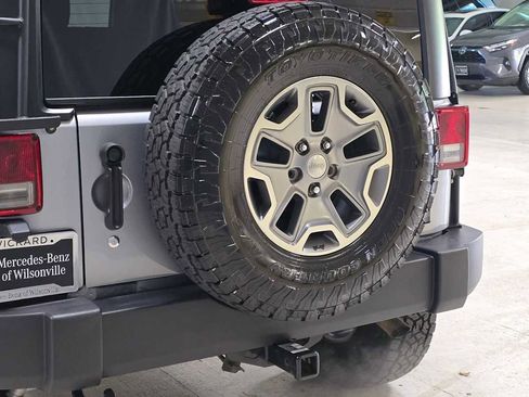 Used 2015 Jeep Wrangler Unlimited Rubicon w/ Connectivity Group AWD/4WD image 13