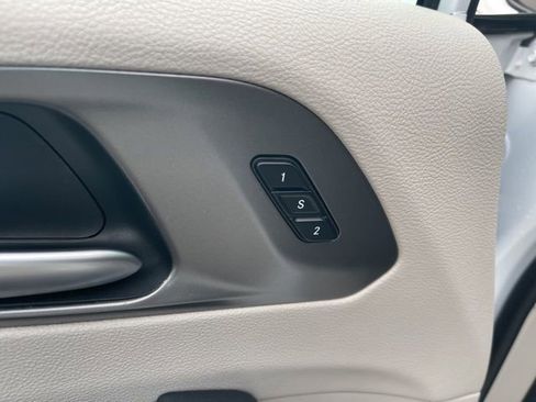 Used 2024 Chrysler Pacifica Touring-L image 15