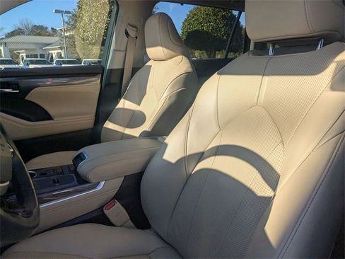 Certified 2022 Toyota Highlander Limited image 14
