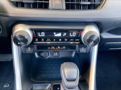 Used 2025 Toyota RAV4 XLE FWD image 32
