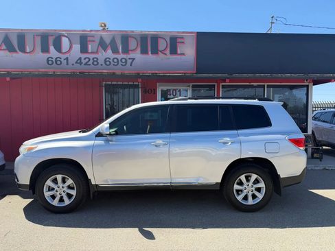 Used 2013 Toyota Highlander FWD image 1