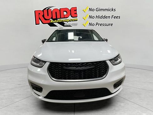 Used 2024 Chrysler Pacifica Touring-L w/ Road Tripper Package FWD image 9