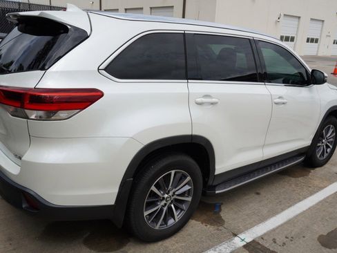 Used 2019 Toyota Highlander XLE FWD image 4
