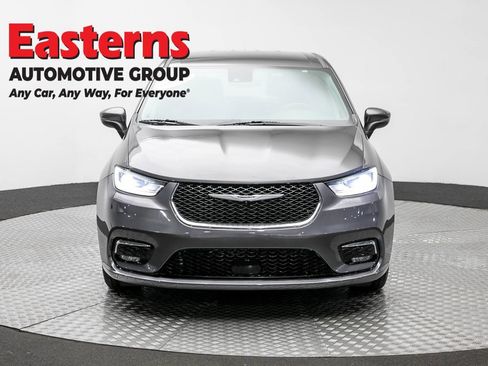 Used 2023 Chrysler Pacifica Touring-L FWD image 2
