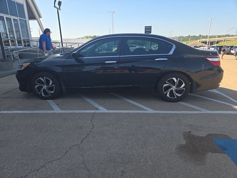 Used 2017 Honda Accord LX image 9
