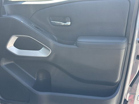 Used 2023 Nissan Frontier SV image 11