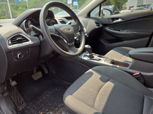 Used 2017 Chevrolet Cruze LT w/ Convenience Package FWD image 9