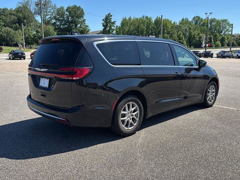 Used 2024 Chrysler Pacifica Touring-L FWD image 3