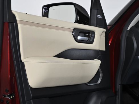 Used 2025 Nissan Armada Platinum image 37