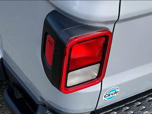 Used 2023 Jeep Gladiator Sport AWD/4WD image 24