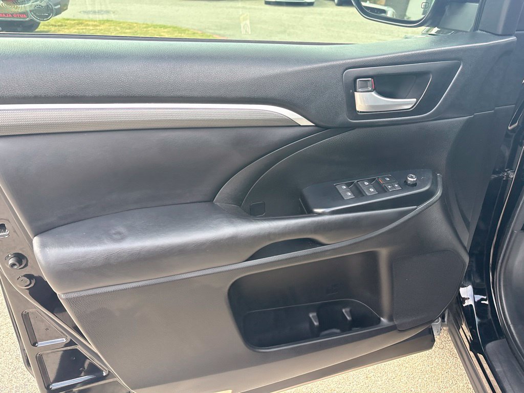Used 2018 Toyota Highlander SE FWD image 12