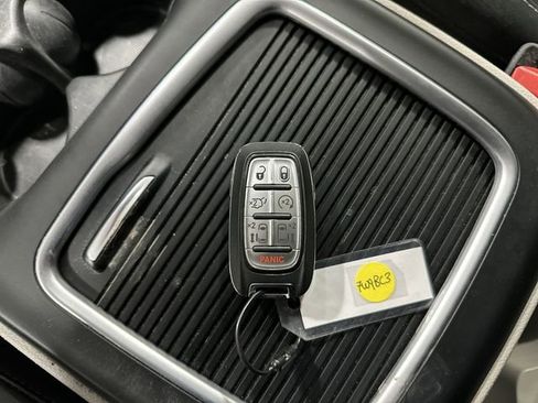 Used 2024 Chrysler Pacifica Touring-L image 33