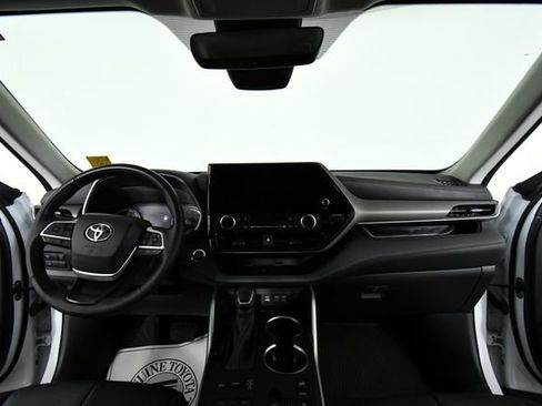 Used 2023 Toyota Highlander XLE image 18