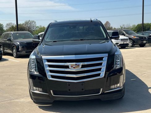 Used 2018 Cadillac Escalade Luxury image 2