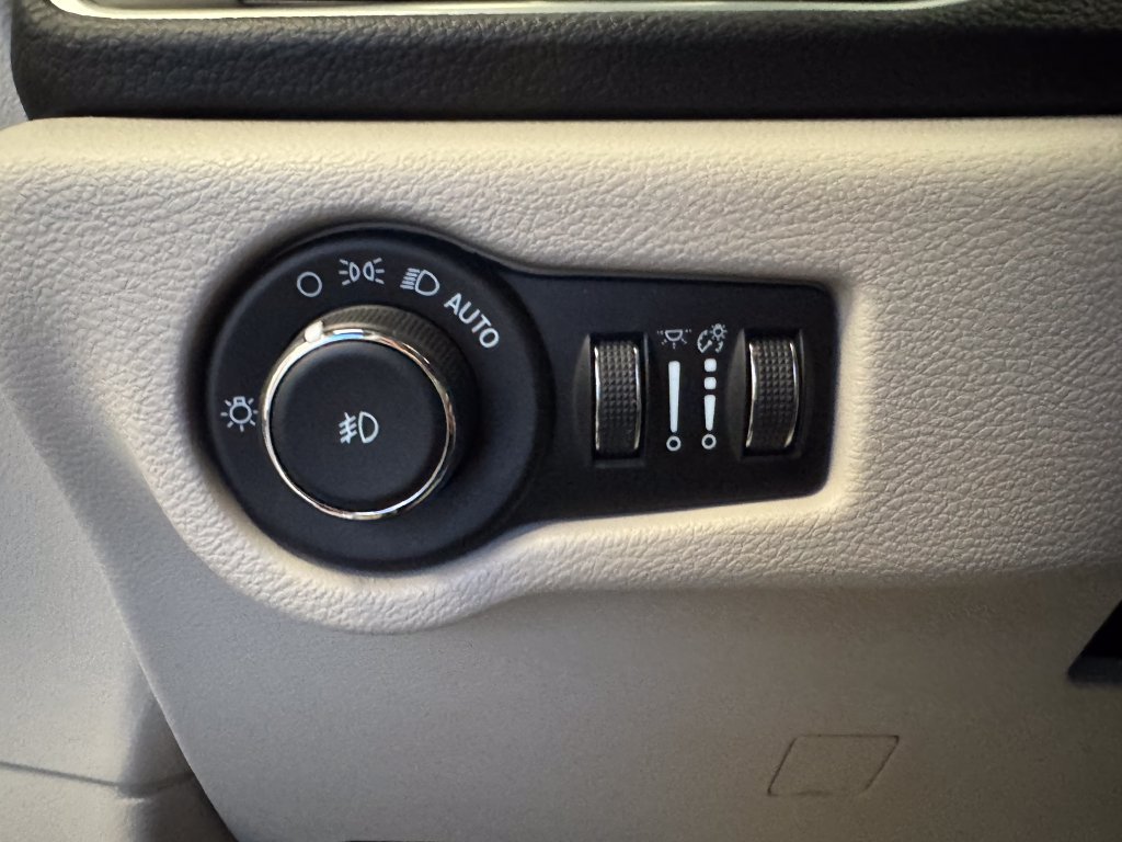 Used 2023 Chrysler Pacifica Limited FWD image 18