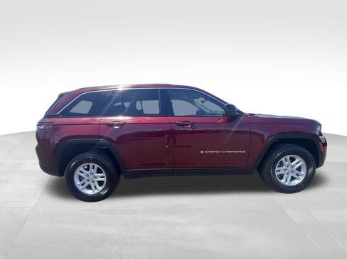 Used 2023 Jeep Grand Cherokee Laredo AWD/4WD image 12