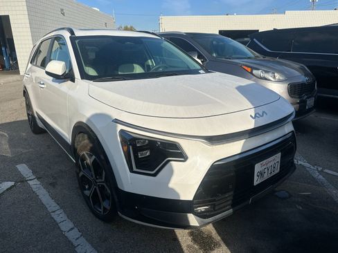 Used 2023 Kia Niro SX Touring image 2