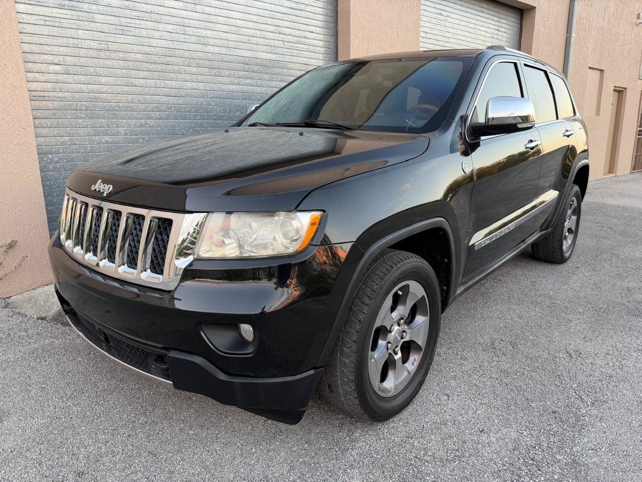 Used 2011 Jeep Grand Cherokee Overland AWD/4WD image 2