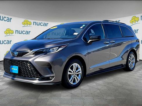 Used 2021 Toyota Sienna XSE image 3