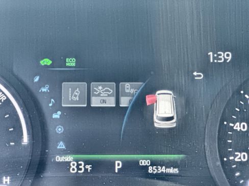 Used 2025 Toyota Sienna XLE image 12