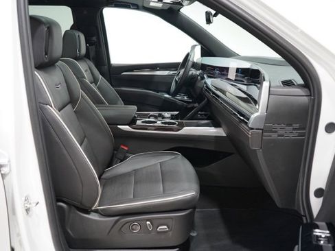 Used 2025 Cadillac Escalade Premium Luxury image 41