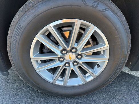 Used 2023 Chevrolet Traverse LT image 10