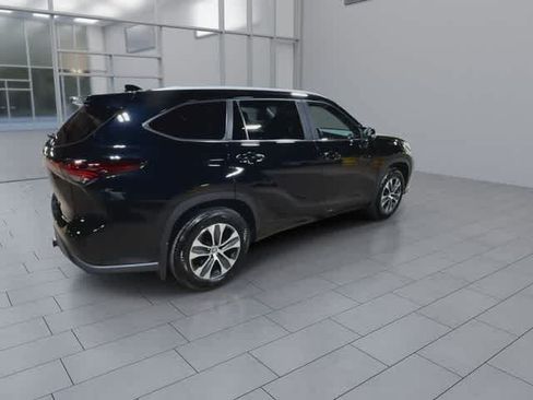 Used 2025 Toyota Highlander XLE AWD/4WD image 8