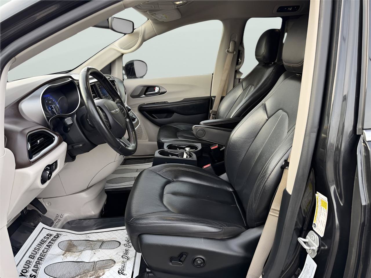 Used 2020 Chrysler Pacifica Touring-L FWD image 11