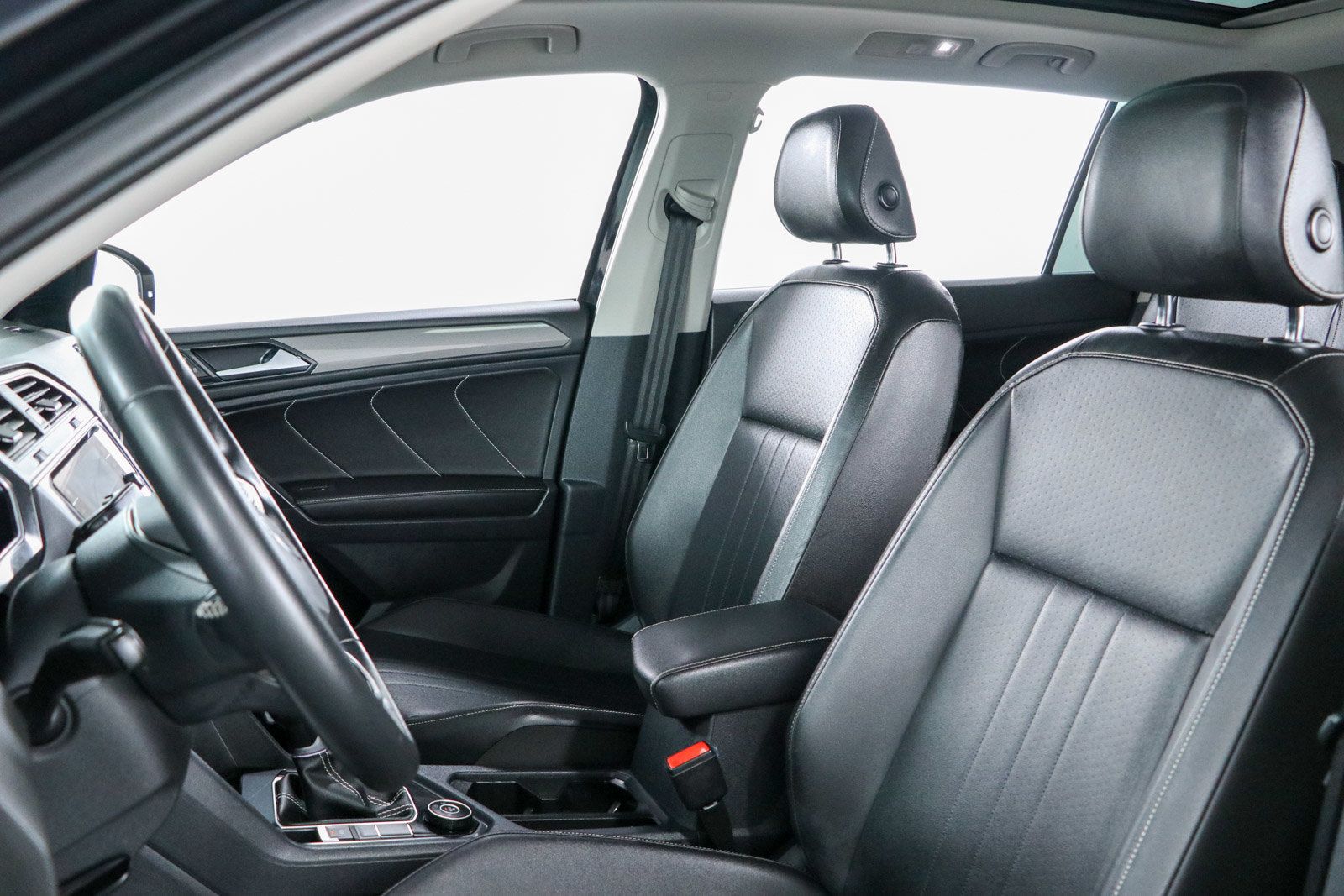 Used 2022 Volkswagen Tiguan SE w/ Panoramic Sunroof Package AWD/4WD image 24