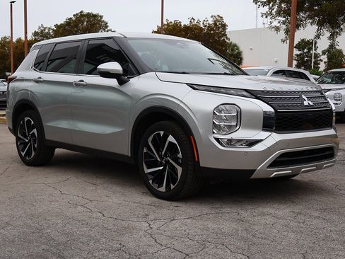 Used 2023 Mitsubishi Outlander SE image 54