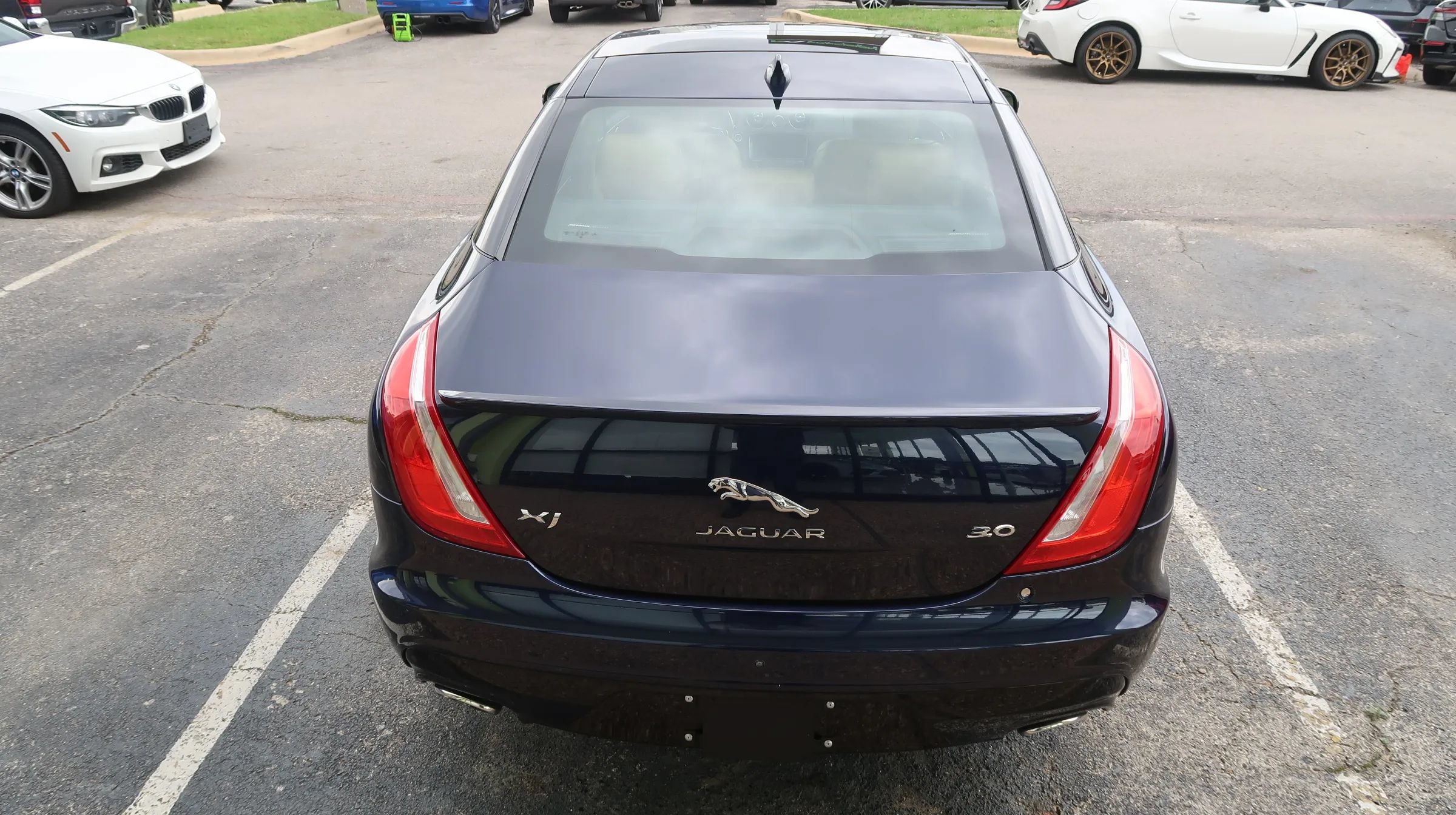 Used 2019 Jaguar XJ R-Sport RWD image 11