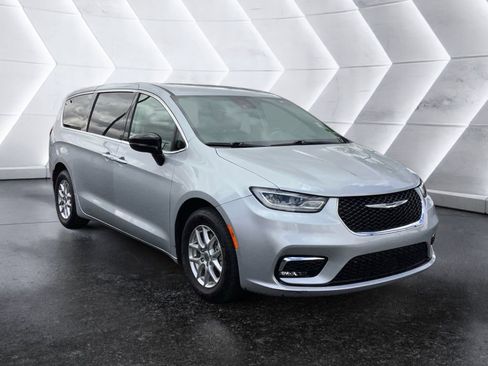 Used 2024 Chrysler Pacifica Touring-L FWD image 1