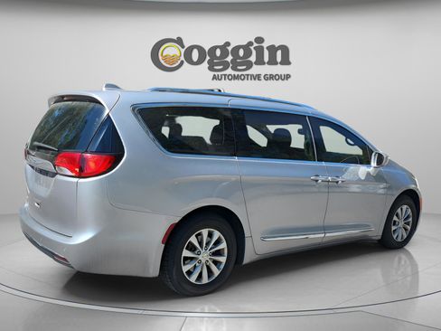 Used 2019 Chrysler Pacifica Touring-L image 6