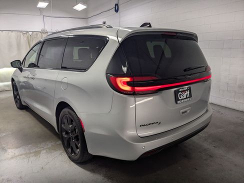 Used 2023 Chrysler Pacifica Touring-L w/ S Appearance Package FWD image 9