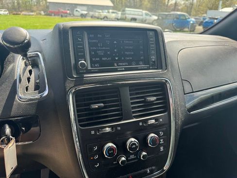 Used 2019 Dodge Grand Caravan SE FWD image 15