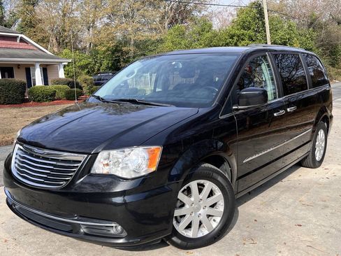 Used 2015 Chrysler Town & Country Touring w/ Driver Convenience Group image 1