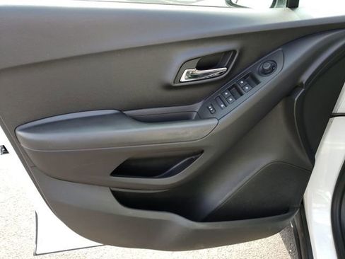 Used 2017 Chevrolet Trax LT w/ LT Convenience Package image 17