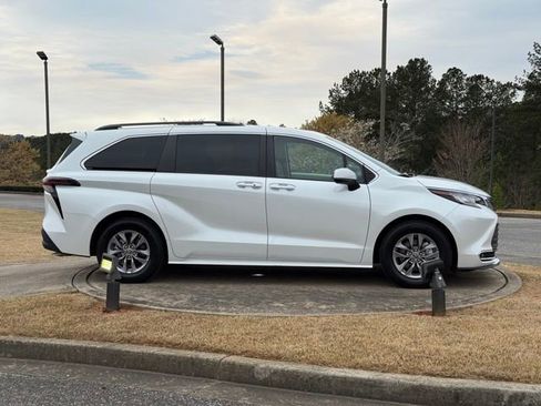 Used 2023 Toyota Sienna XLE w/ XLE Plus Package image 8