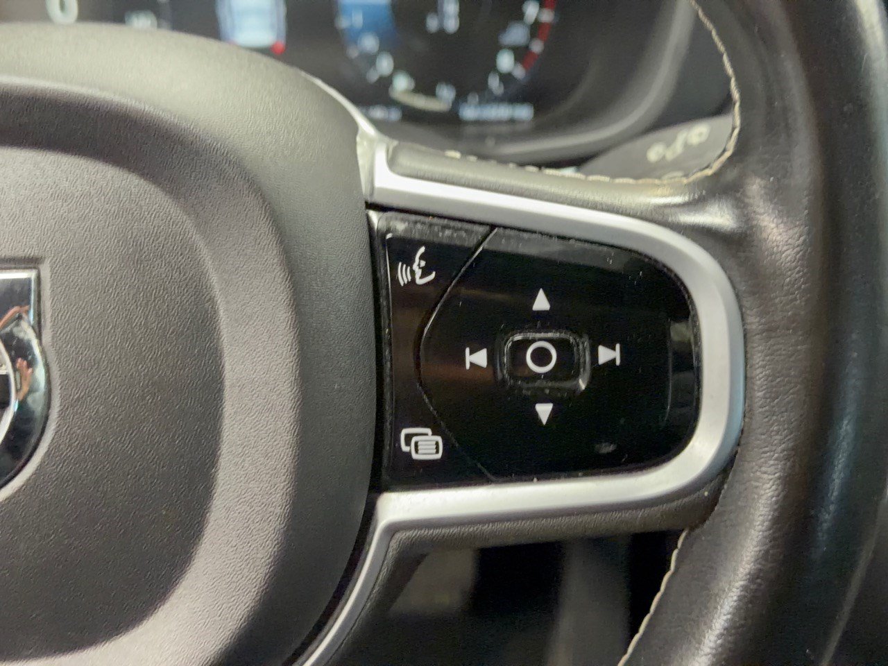 Used 2020 Volvo XC60 T6 Momentum w/ Protection Package AWD/4WD image 19