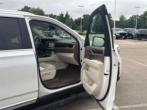 Used 2021 GMC Yukon XL Denali w/ Denali Premium Package AWD/4WD image 24